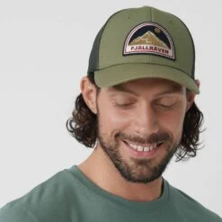 FJÄLLRÄVEN BADGE LÅNGTRADARKEPS Unisex - Cap -Sport Kleidung Welt 5637915840 e badge langtradarkeps fjaellraeven 24